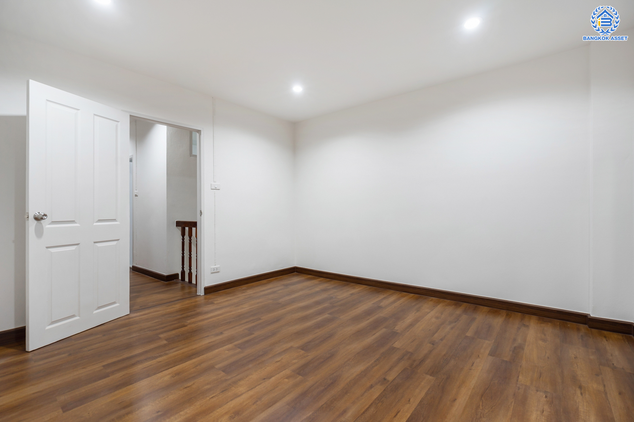 บ้านมือสองตกแต่งใหม่ ม.ศรีบัณฑิต5 บางกรวย ทาวน์เฮ้าส์ 3 ชั้นหลังใหญ่ เนื้อที่ 18 ตร.ว. ทำเลโซนเมือง ฟังก์ชัน 4 ห้องนอน 3 ห้องน้ำ 1 ที่จอดรถ ตอบโจทย์ทุกการเข้าอยู่ พร้อมรองรับครอบครัวขยาย อยู่บนทำเลเชื่อมต่อหลายเส้นทาง ใกล้จุดขึ้นทางด่วน "ศรีรัช" และรถไฟฟ้าสายสีน้ำเงิน "สถานีบางอ้อ"